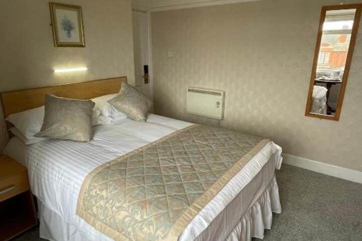 Room 11 of 28