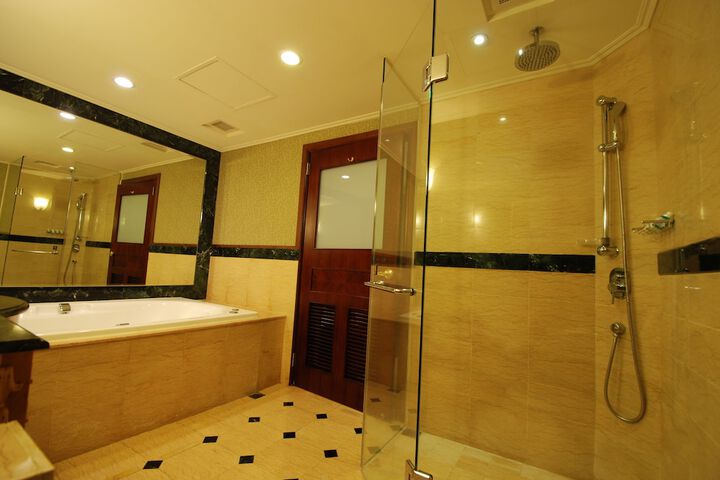 Room 42 of 103