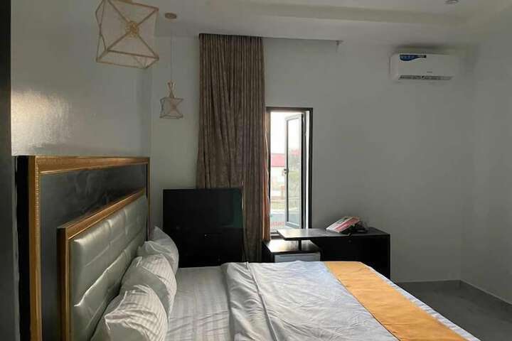 Room 2 of 68