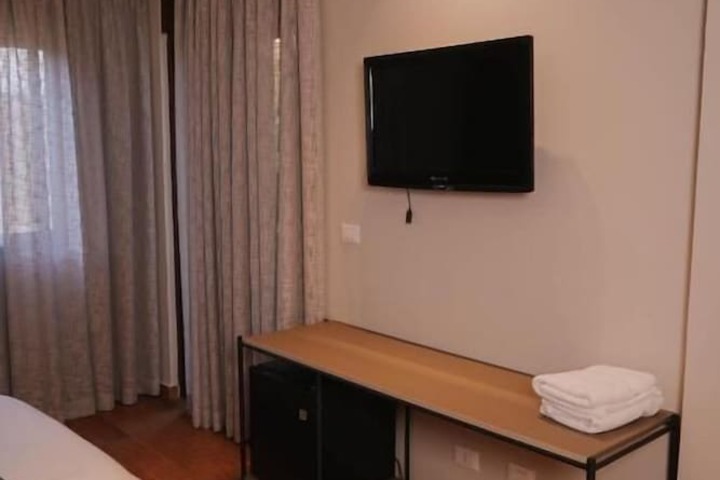 Room 11 of 25