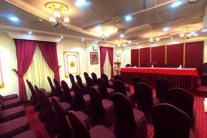 Ballroom/Hall 27 of 28