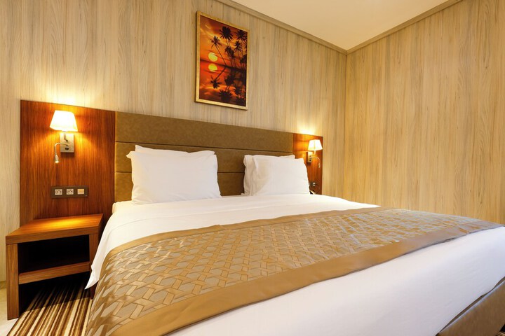 Room 6 of 27