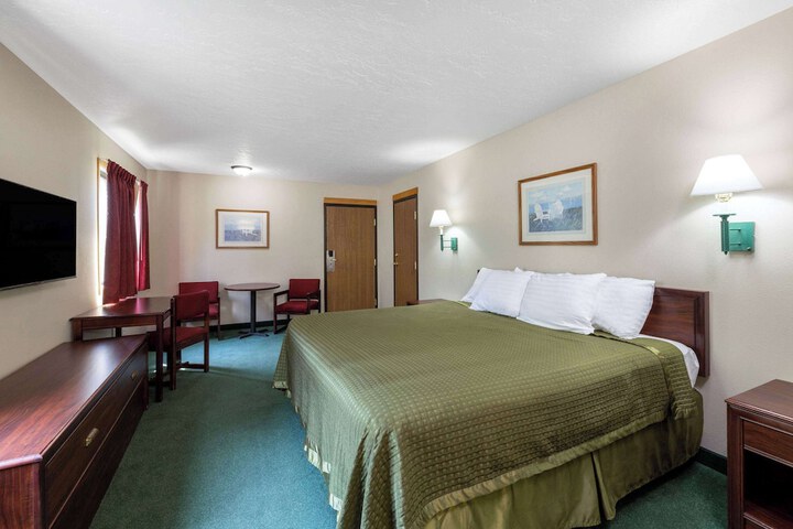 1 King Bed (5 of 15)