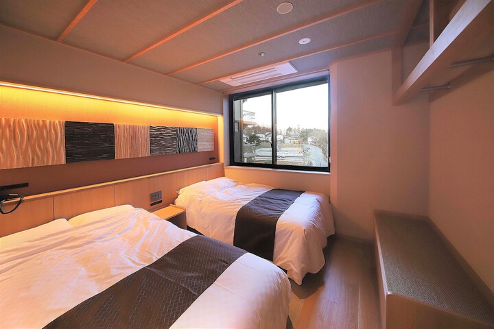 Room 18 of 102
