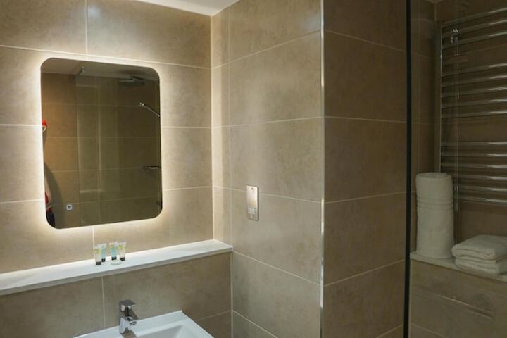 Room 105 of 295