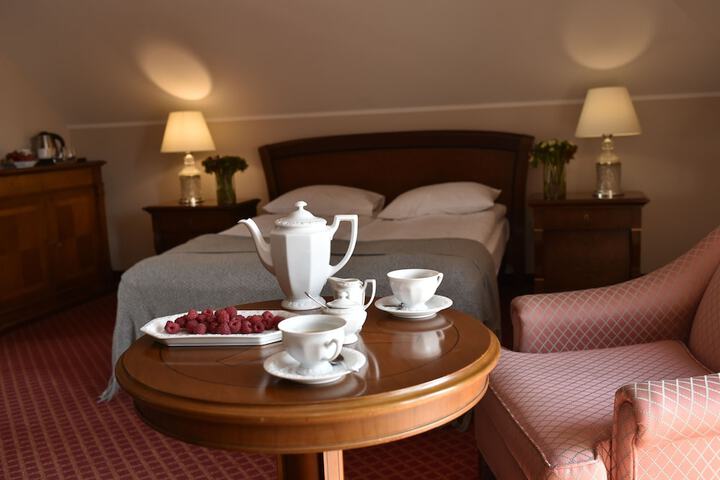 Room 4 of 16