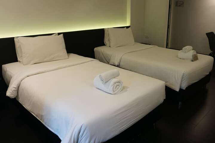 Room 11 of 32