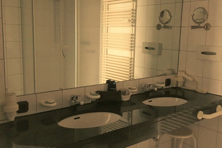Room 10 of 16