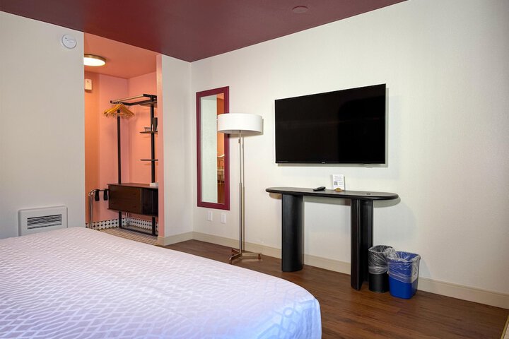 Room 7 of 19