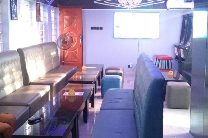 Lounge 36 of 39
