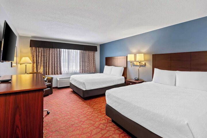 1 Queen Bed (4 of 10)