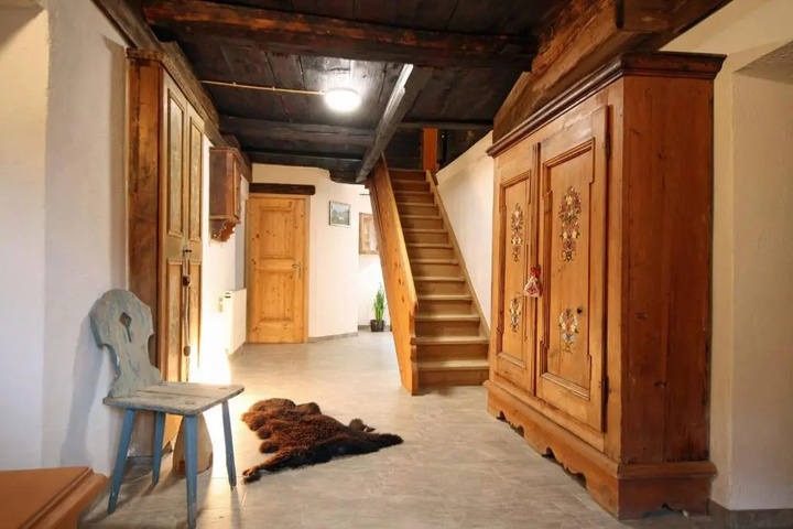 Room 10 of 18