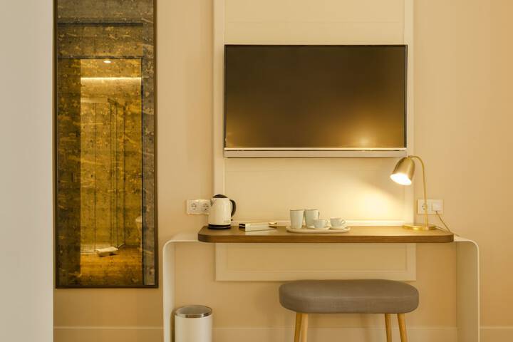 Room 16 of 80
