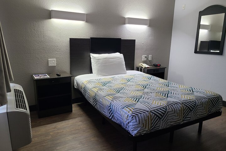 1 Queen Bed Kitchen (23 of 25)