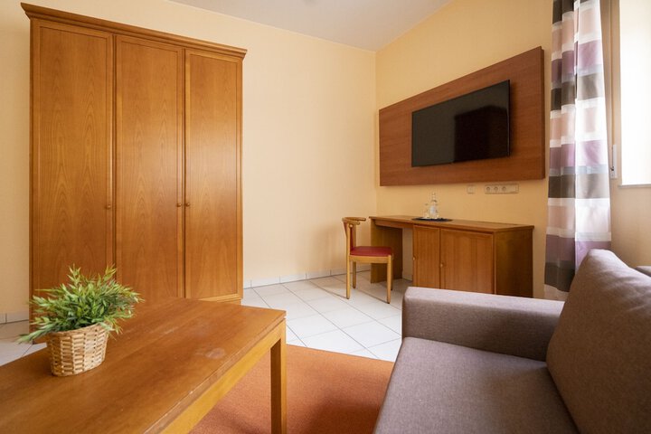 Room 12 of 38