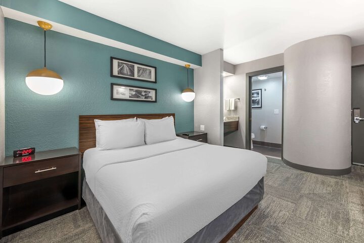 1 Queen Bed (5 of 16)