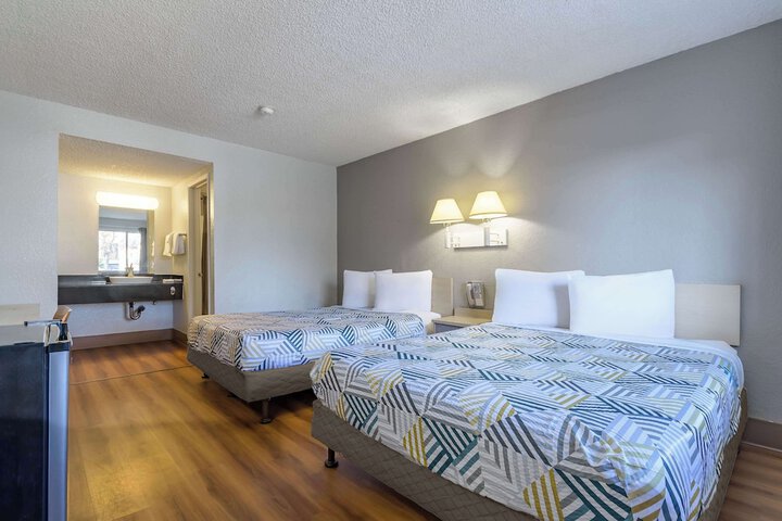 1 Queen Bed (9 of 11)