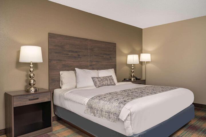 1 Queen Bed (6 of 16)
