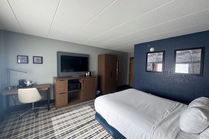1 Queen Bed (8 of 11)
