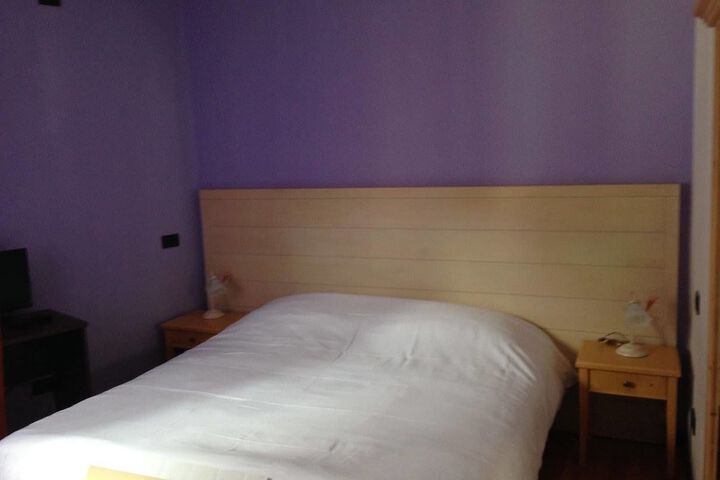 Room 2 of 33