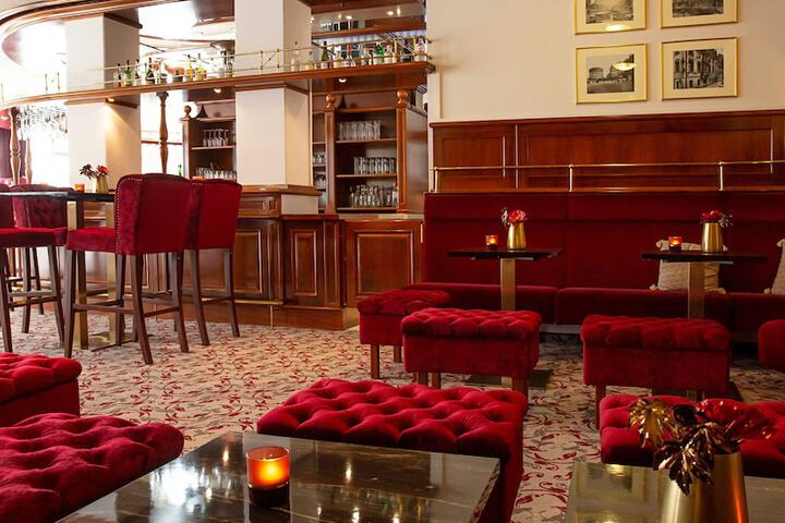 Lounge 40 of 61