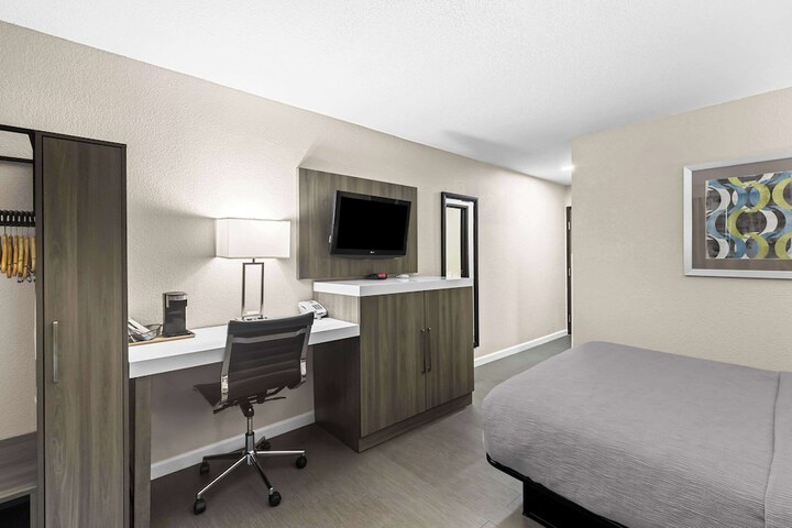 1 Queen Bed (7 of 11)