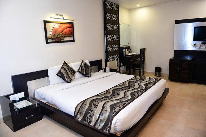 Room 4 of 16
