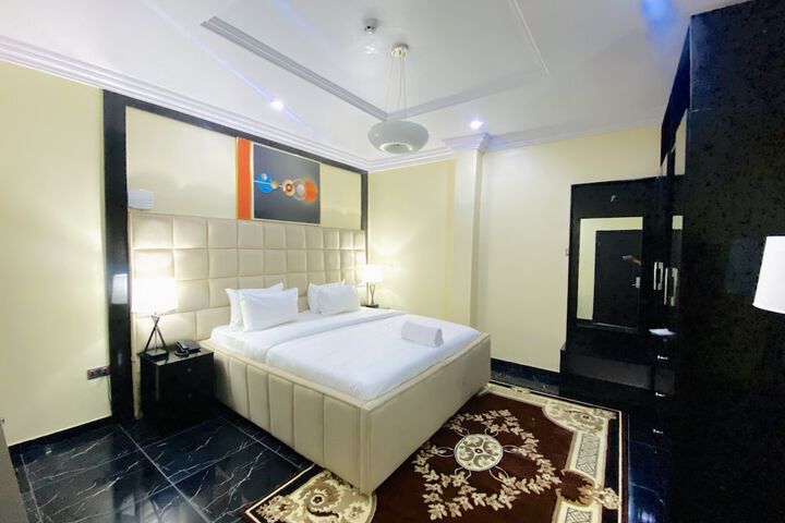 Room 5 of 13