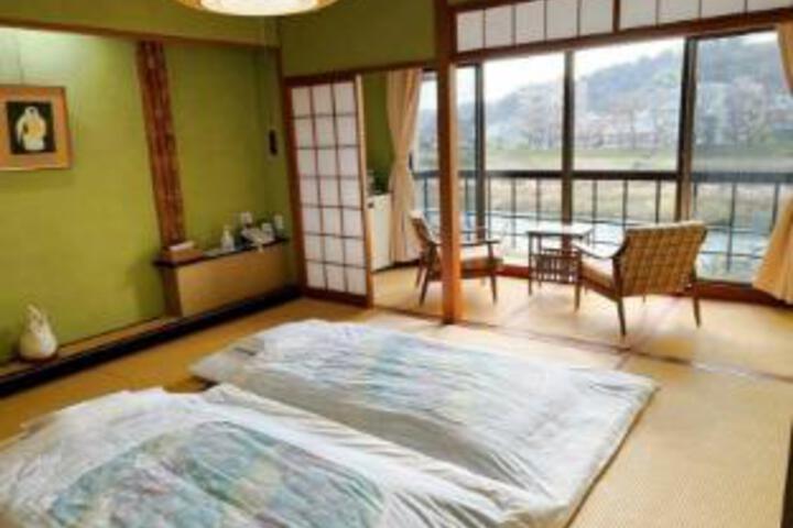 Room 6 of 8
