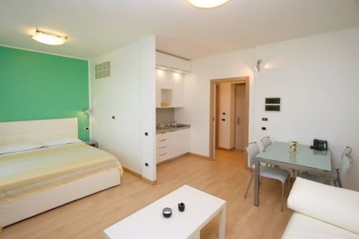 Room 33 of 64