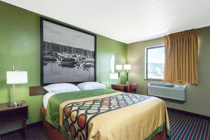 1 Queen Bed (6 of 7)