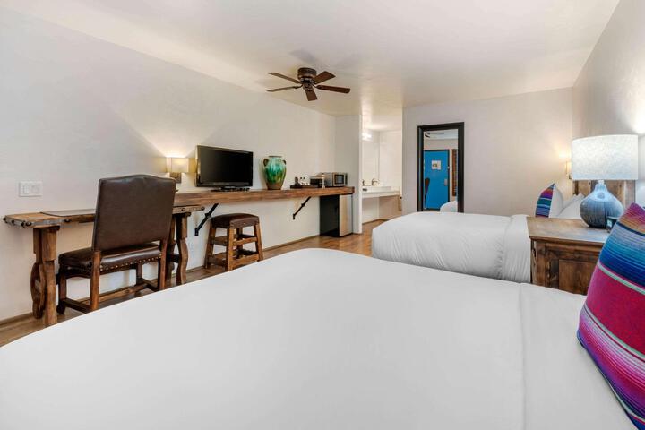 2 Queen Beds Deluxe Work Desk Work Space Refrigerator, Coffee and Tea Maker Full Breakfast (3 of 5)