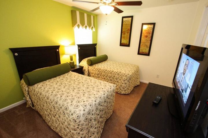 Room 11 of 32
