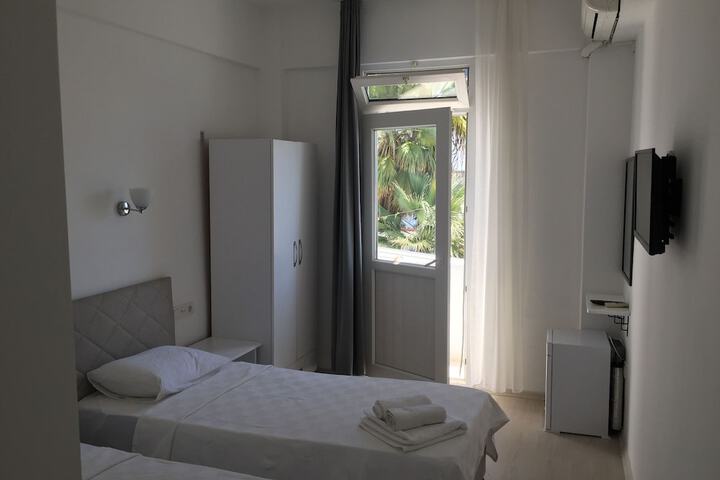 Room 9 of 33