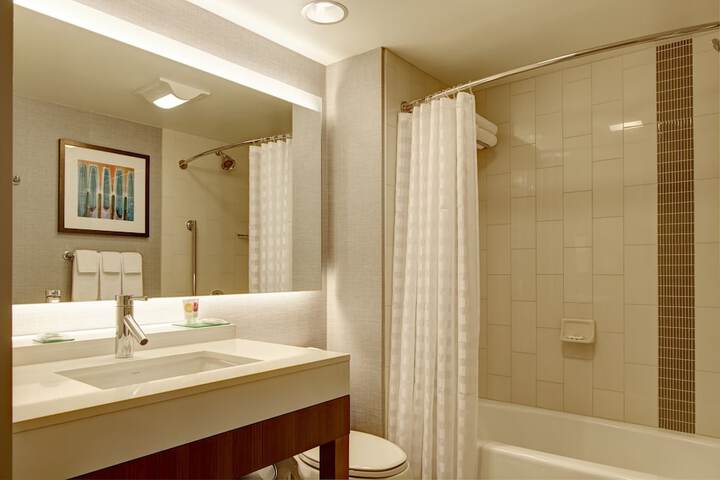 2 Queen Beds Sofa Bathtub Accessible (1 of 4)