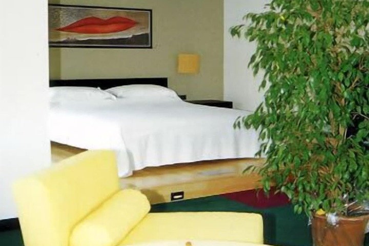 Room 7 of 34