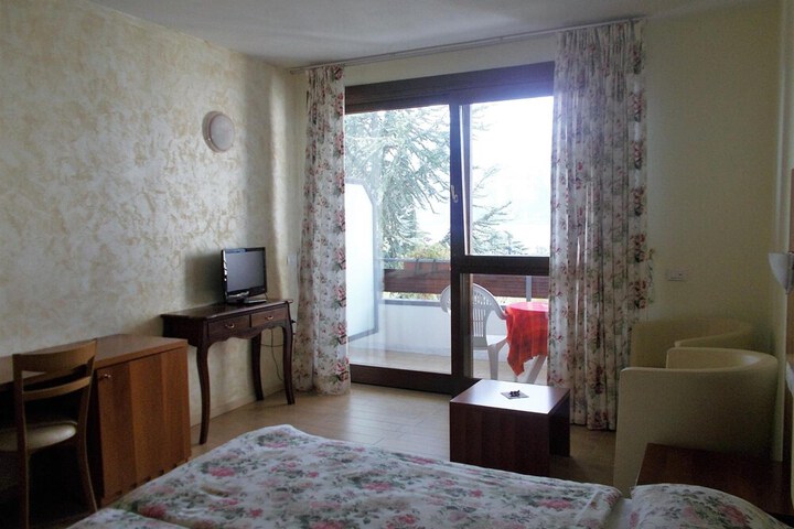Room 15 of 34
