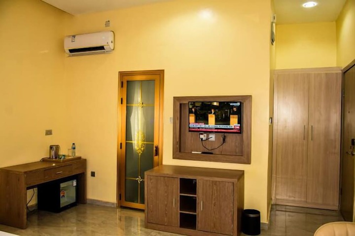Room 8 of 80