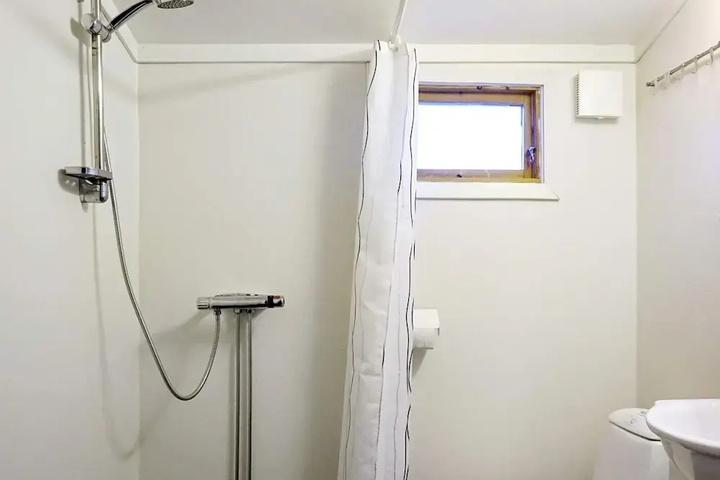 Room 6 of 13