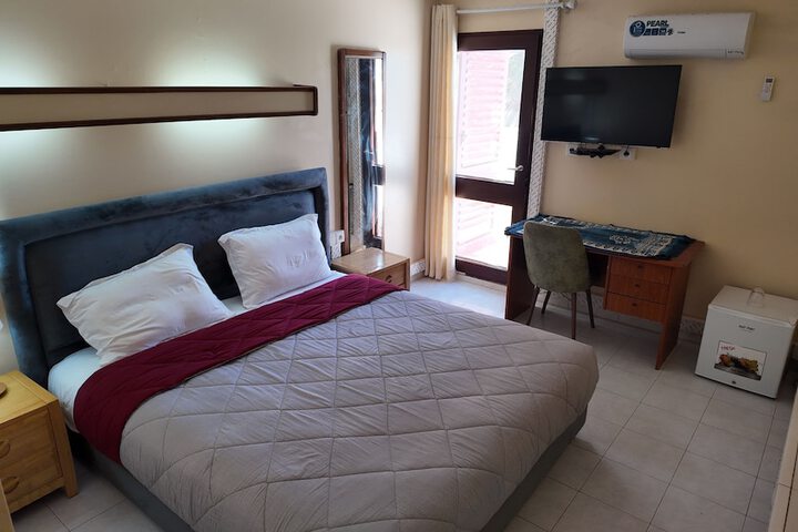 Room 6 of 14