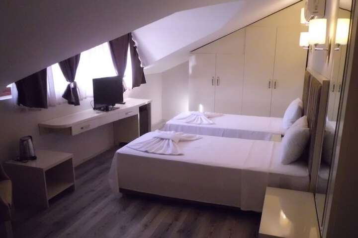Room 11 of 38