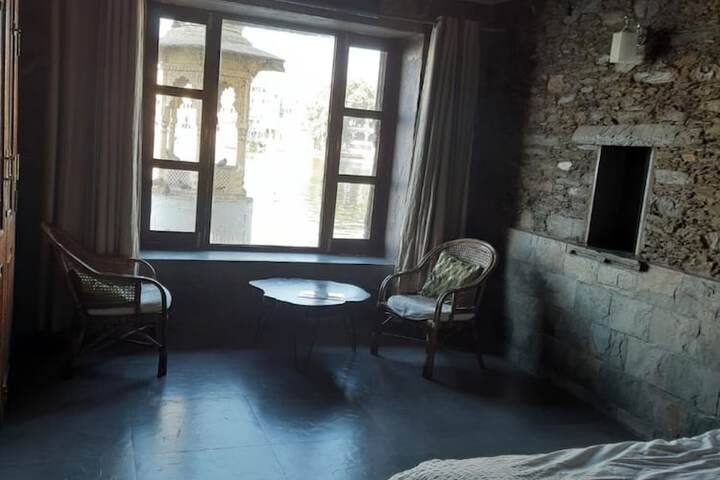 Room 4 of 12