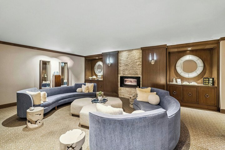 Lounge 221 of 248