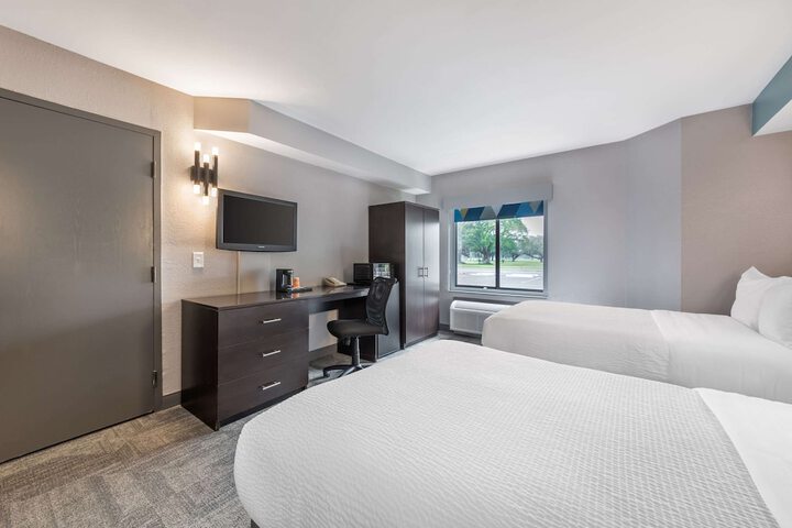 Double Accessible Queen Size Bed (8 of 12)