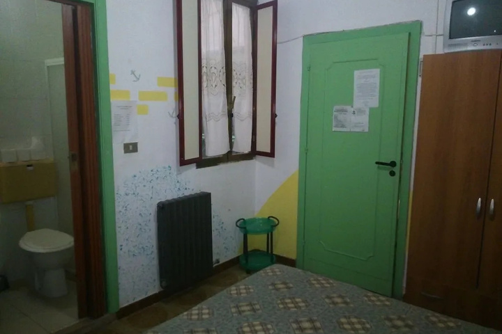 Room 4 of 27