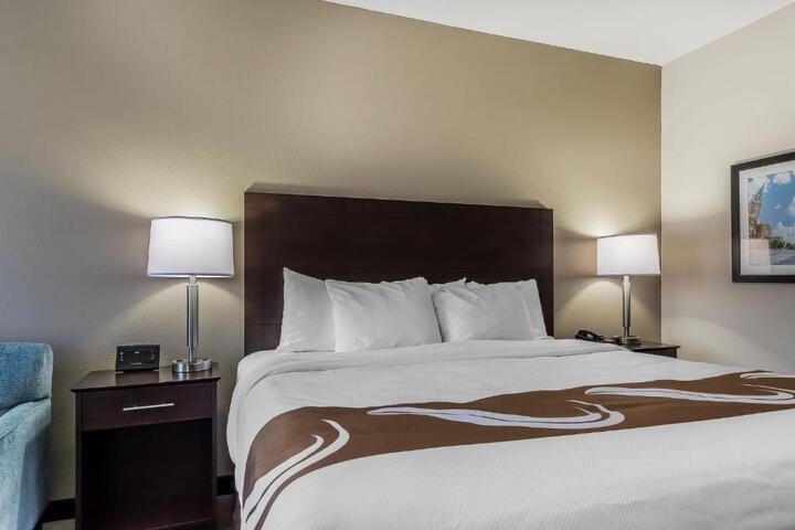 1 King Bed Accessible (5 of 11)
