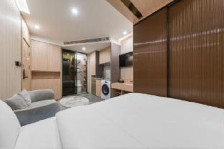 Room 5 of 6