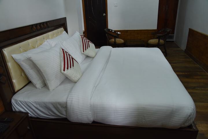 Room 12 of 76