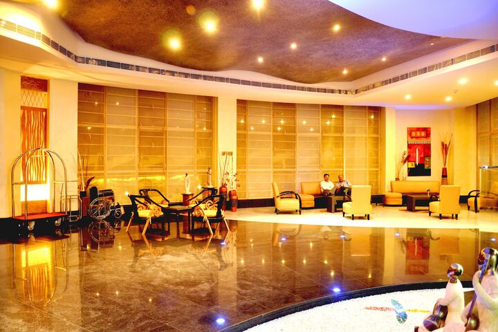 Lounge 77 of 110