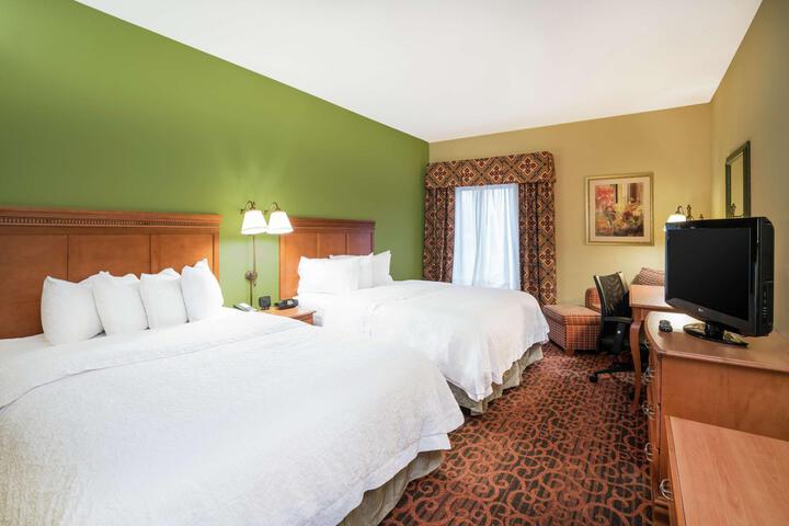 2 Queen Beds (5 of 6)